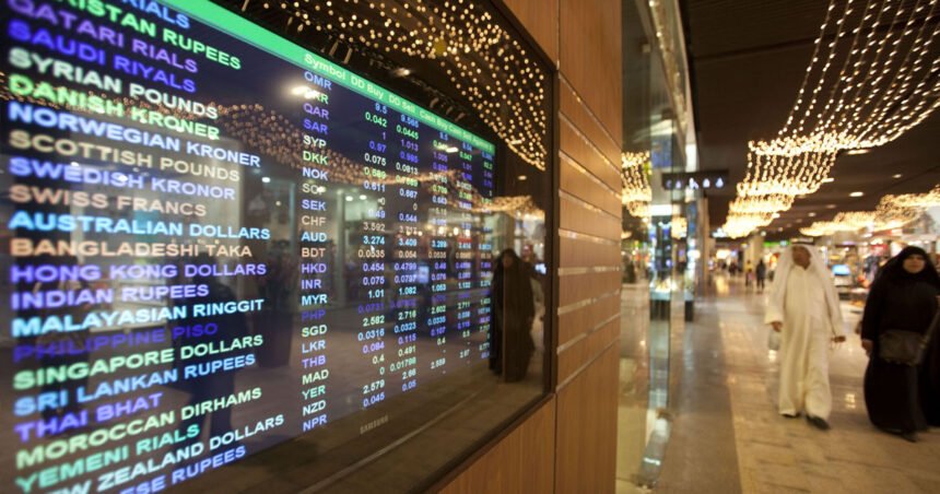 أسعار الصرف على إحدى شاشات محال سوق المباركية في دولة الكويت