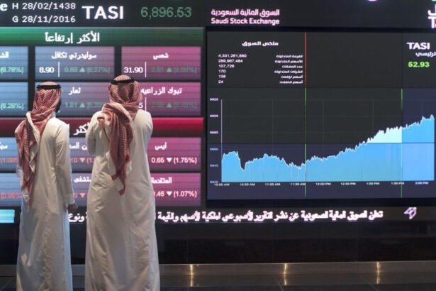 المستثمرون يراقبون مؤشرات سوق الأسهم السعودية