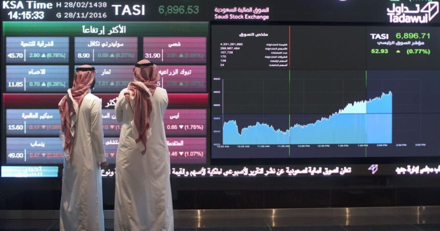 المستثمرون يراقبون مؤشرات سوق الأسهم السعودية