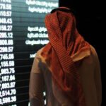 مستثمر سعودي يراقب مؤشرات الأسهم السعودية