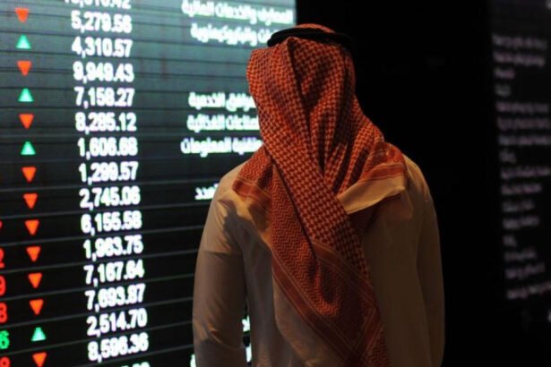 مستثمر سعودي يراقب مؤشرات الأسهم السعودية