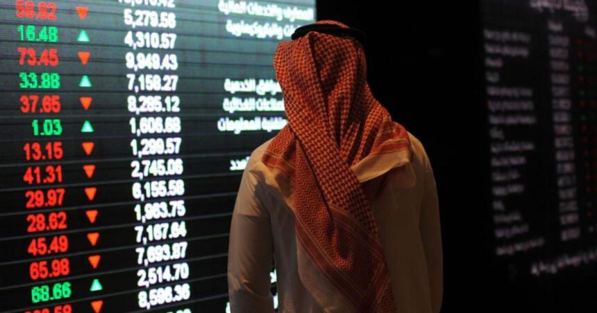 مستثمر سعودي يراقب مؤشرات الأسهم السعودية