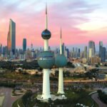 أبراج الكويت تظهر ومن خلفها مدينة الكويت العاصمة