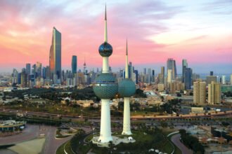 أبراج الكويت تظهر ومن خلفها مدينة الكويت العاصمة