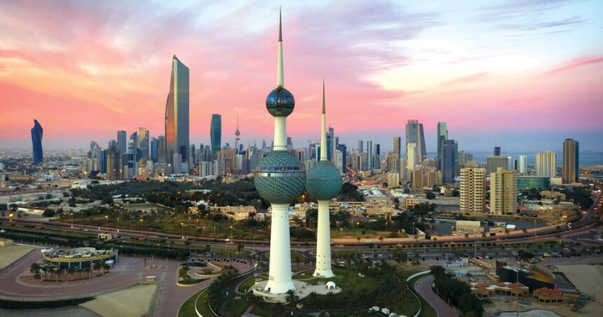 أبراج الكويت تظهر ومن خلفها مدينة الكويت العاصمة